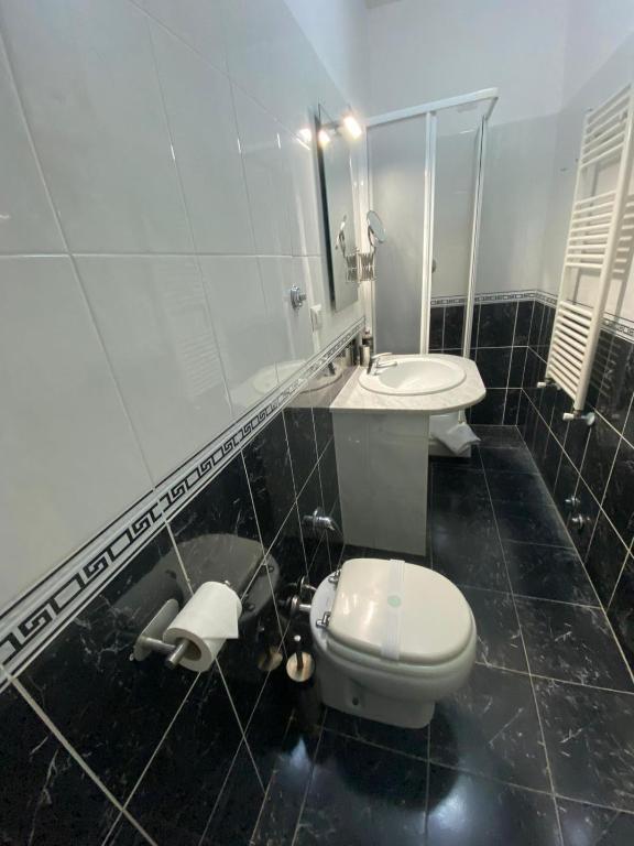 A bathroom at Domus Prati