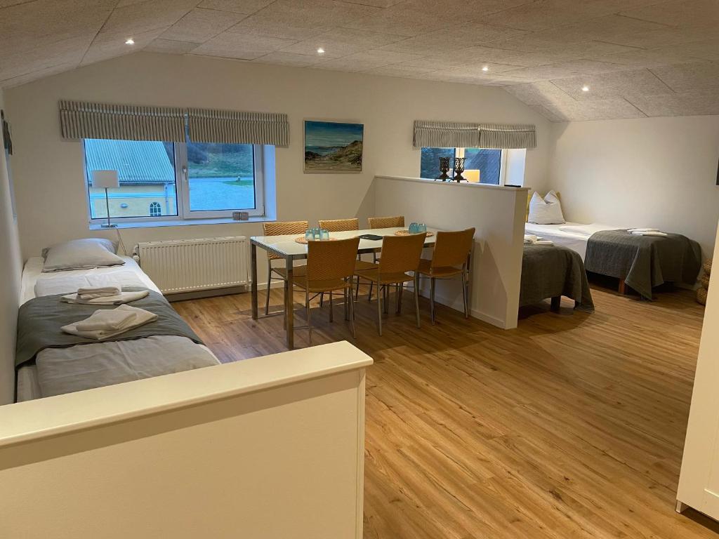 Postel nebo postele na pokoji v ubytování Lønstrup Strandhotel