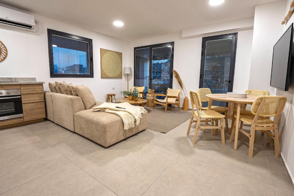 Kuchyň nebo kuchyňský kout v ubytování Cape Dor luxury apartments Haifa