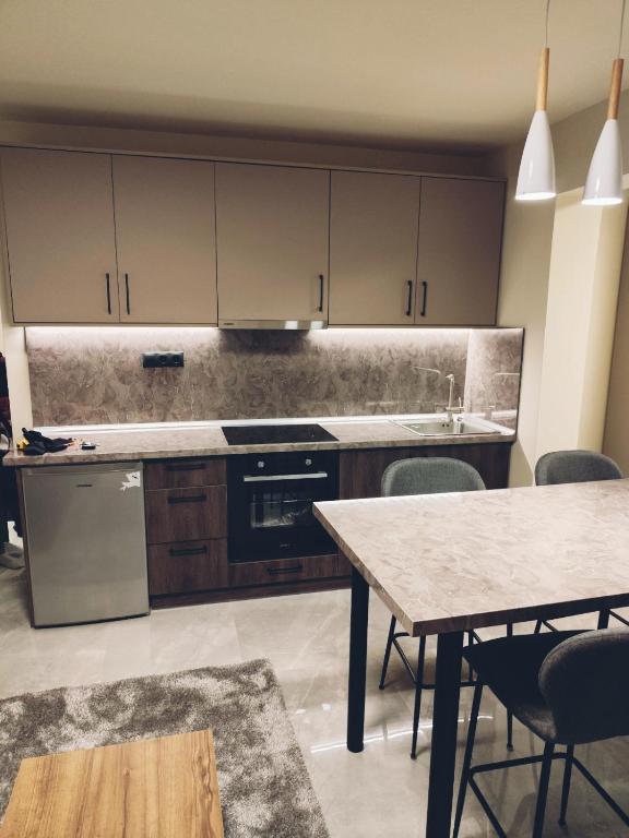 a kitchen with a table and a counter top at Ghini Venes 2 Καλώς ήλθες in Tríkala