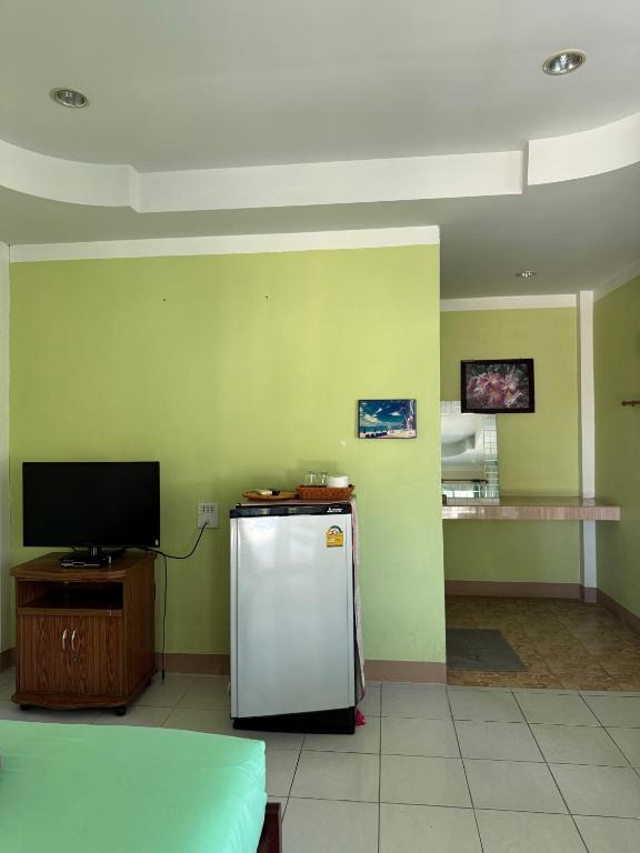 TV a/nebo společenská místnost v ubytování Rang Noknoy Resort at Kohlarn