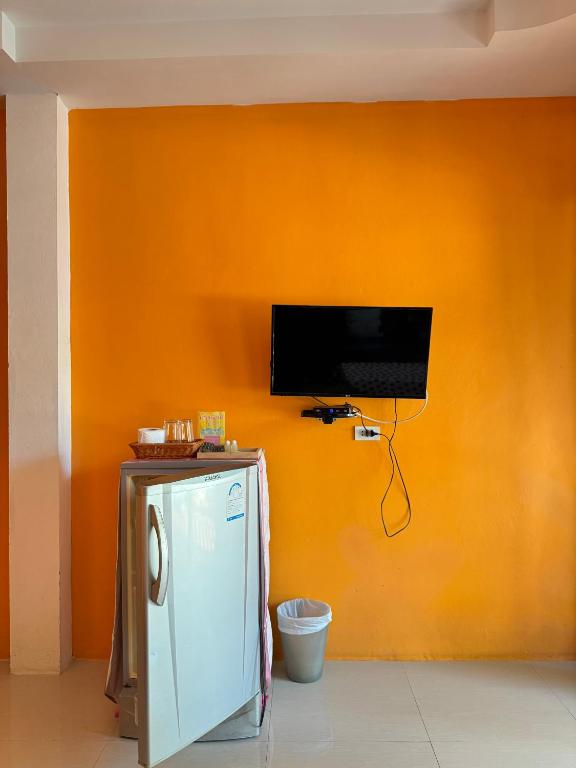TV a/nebo společenská místnost v ubytování Rang Noknoy Resort at Kohlarn