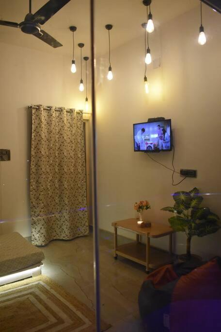 TV a/nebo společenská místnost v ubytování Dalma View Studio Apartment