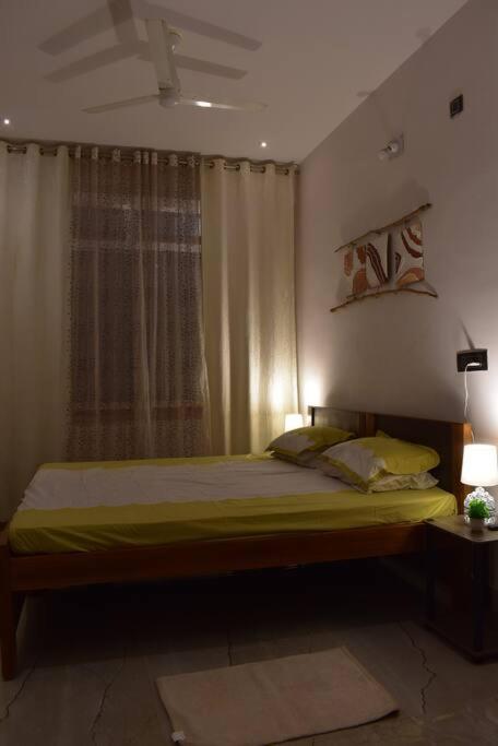 Postel nebo postele na pokoji v ubytování Dalma View Studio Apartment