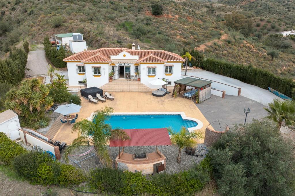 Canillas de AceitunoにあるVilla Marylouのプール付きの家の航空写真