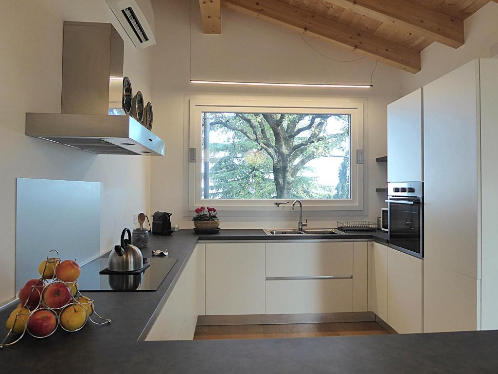 A kitchen or kitchenette at Casa Delle Eriche, Colli Euganei, Pool, Wifi