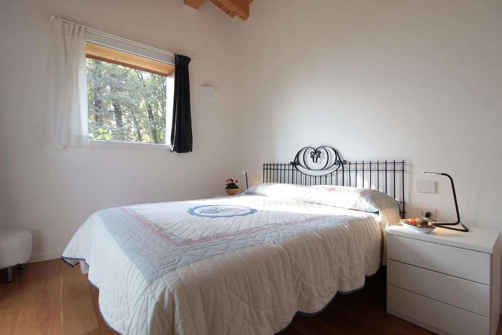 A bed or beds in a room at Casa Delle Eriche, Colli Euganei, Pool, Wifi