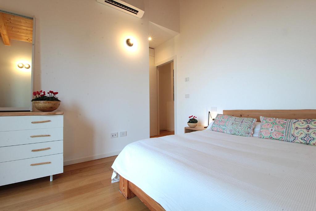 A bed or beds in a room at Casa Delle Eriche, Colli Euganei, Pool, Wifi