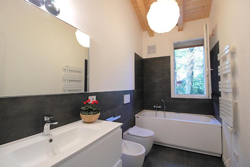 A bathroom at Casa Delle Eriche, Colli Euganei, Pool, Wifi
