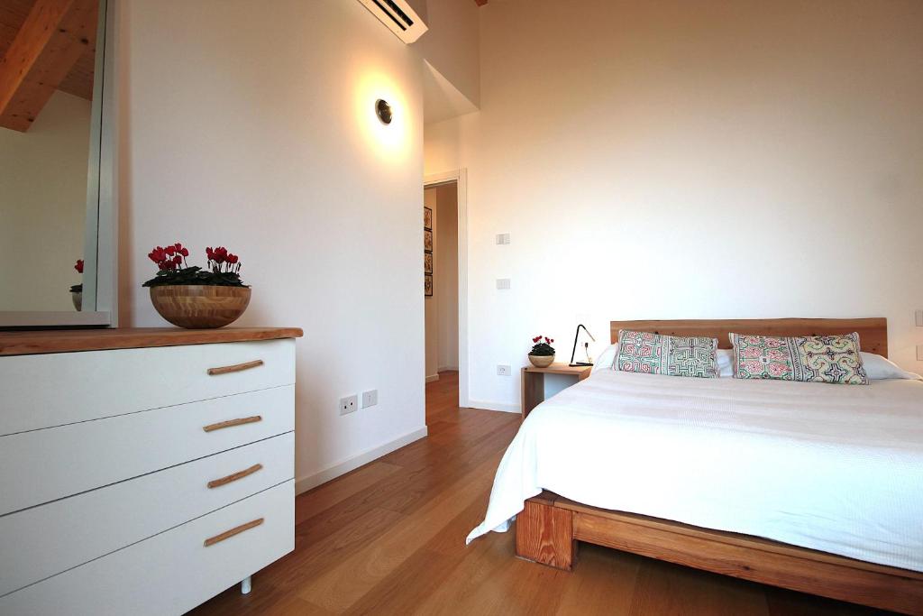 A bed or beds in a room at Casa Delle Eriche, Colli Euganei, Pool, Wifi