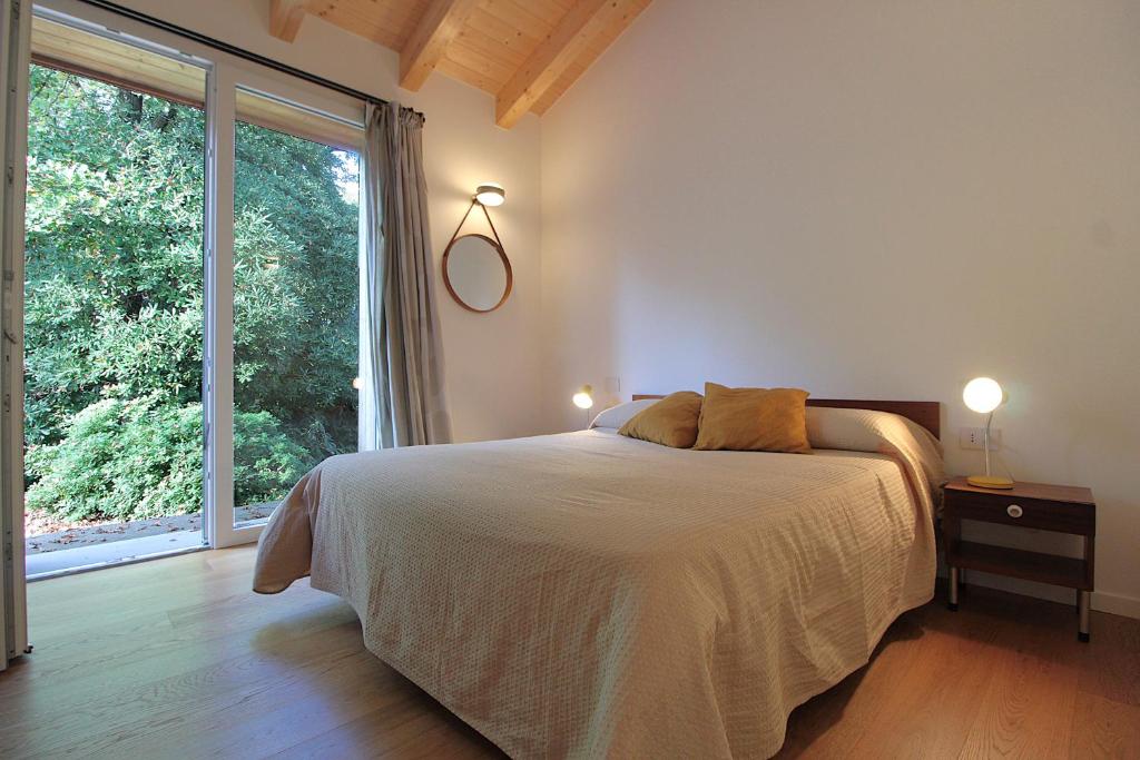 A bed or beds in a room at Casa Delle Eriche, Colli Euganei, Pool, Wifi