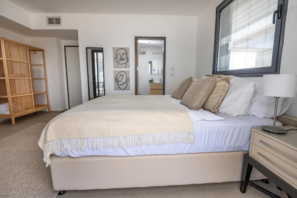 Postel nebo postele na pokoji v ubytování Cape Dor luxury apartments Haifa