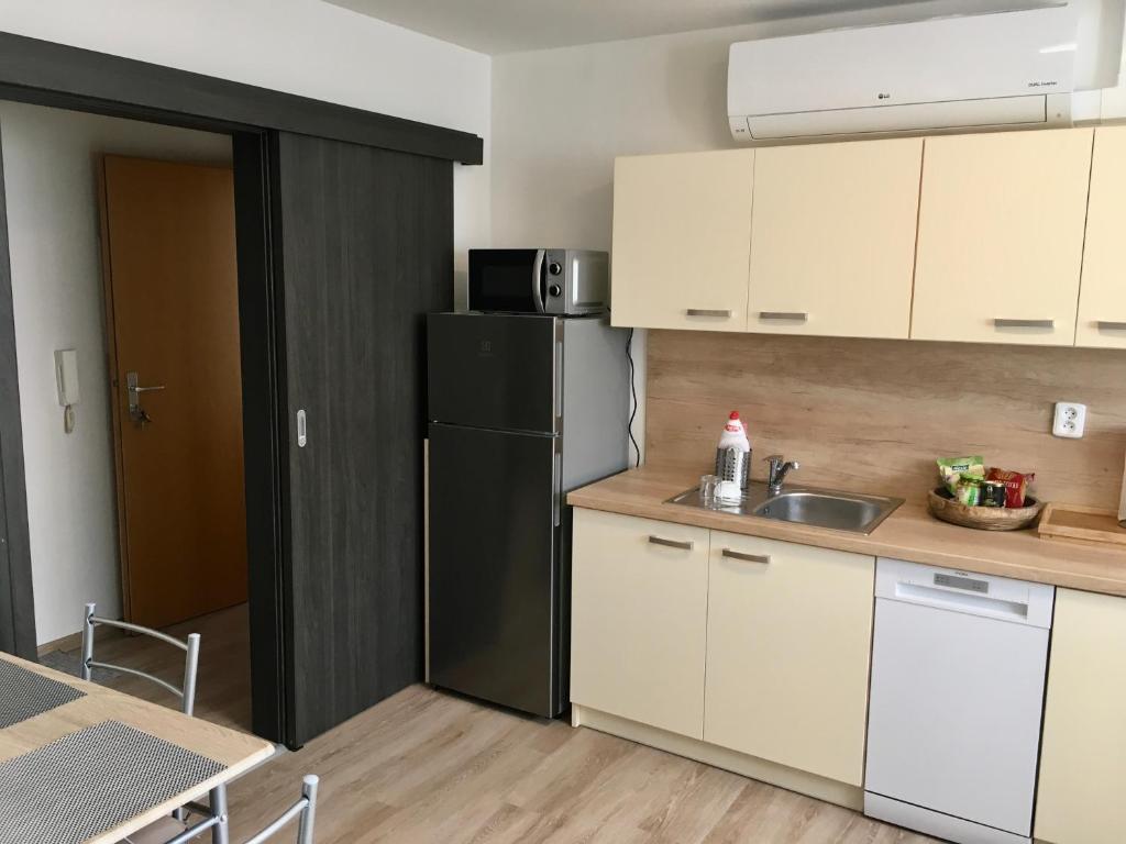 Kuchyň nebo kuchyňský kout v ubytování Sebastian Apartments