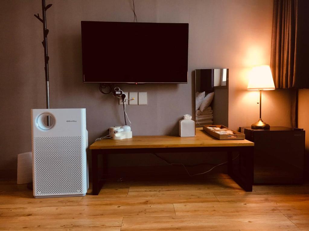 TV a/nebo společenská místnost v ubytování Backpackers In Yeosu