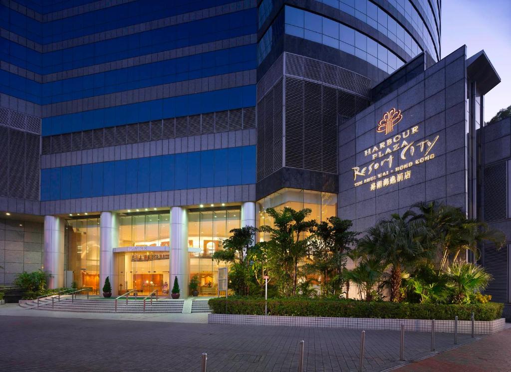 un bâtiment avec un panneau sur son côté dans l'établissement Harbour Plaza Resort City, à Hong Kong