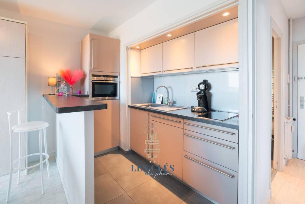 une cuisine avec un évier et un plan de travail dans l'établissement Le Grand Large Studio face mer, à Le Touquet-Paris-Plage