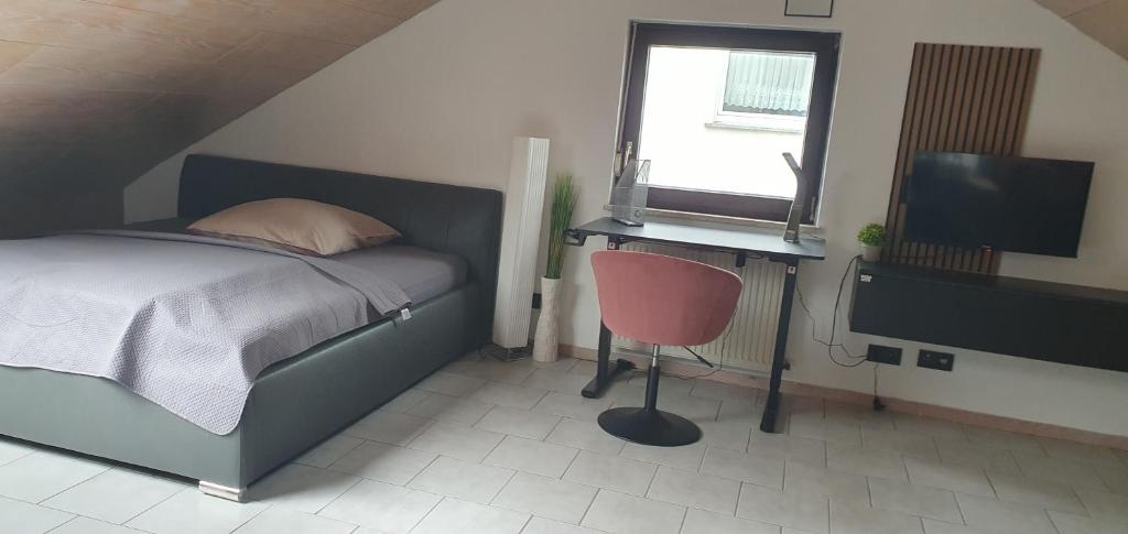 Postel nebo postele na pokoji v ubytování 1 Zi DG-Apartment in Bad Friedrichshall-Jagstfeld
