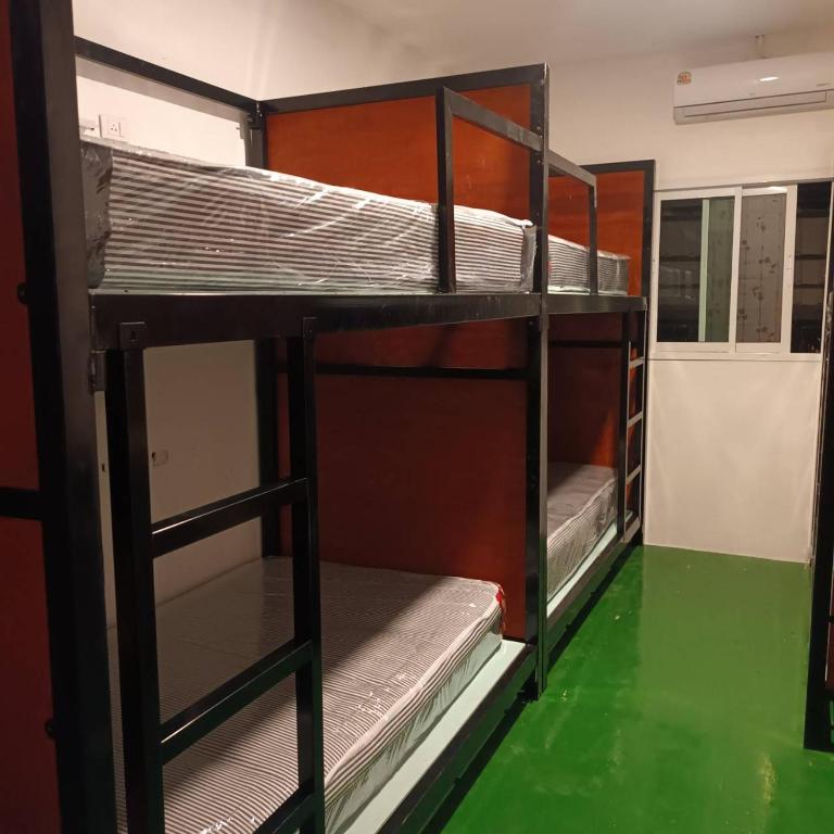 Palanda nebo palandy na pokoji v ubytování Green Gen Hotel, Mueang Phuket