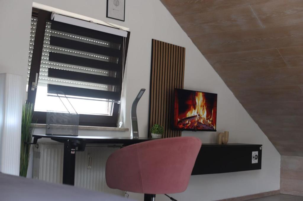 TV a/nebo společenská místnost v ubytování 1 Zi DG-Apartment in Bad Friedrichshall-Jagstfeld