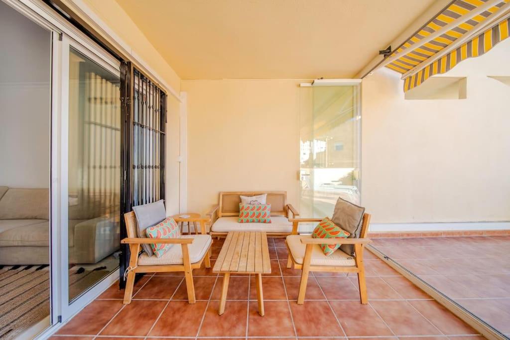 Posedenie v ubytovaní 2 Bed Apartment, Big Terrace, Pool, Views + Beach!