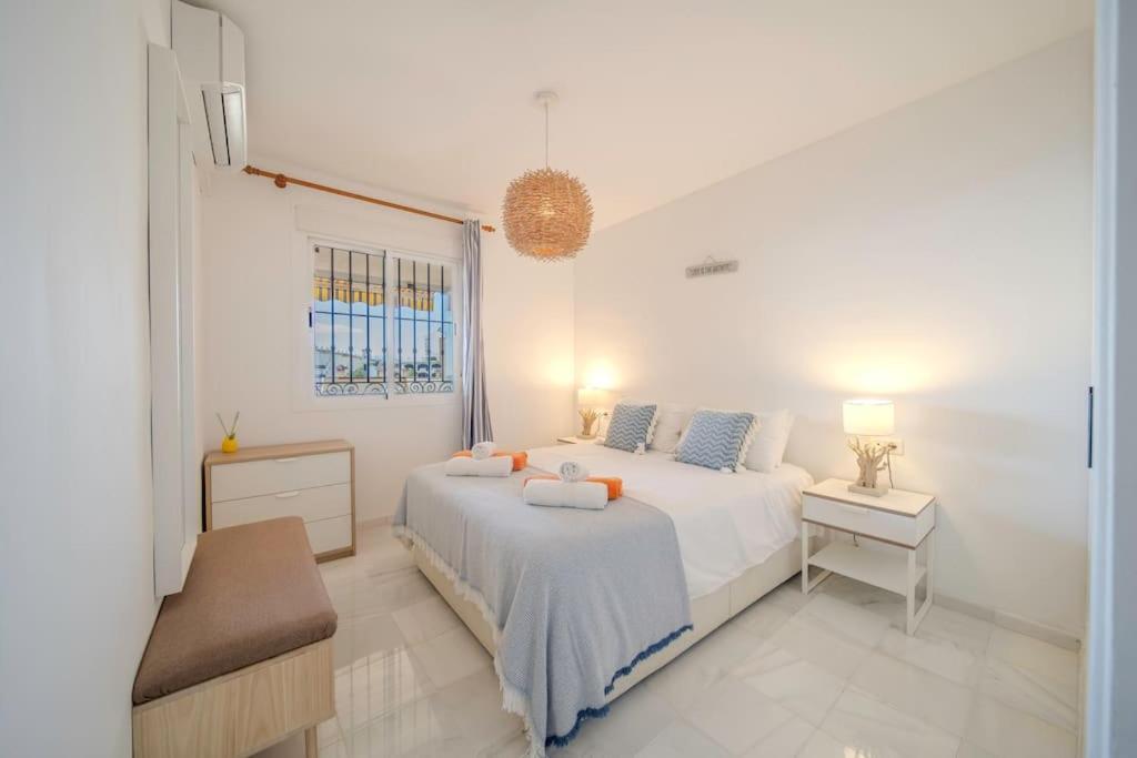 Posteľ alebo postele v izbe v ubytovaní 2 Bed Apartment, Big Terrace, Pool, Views + Beach!