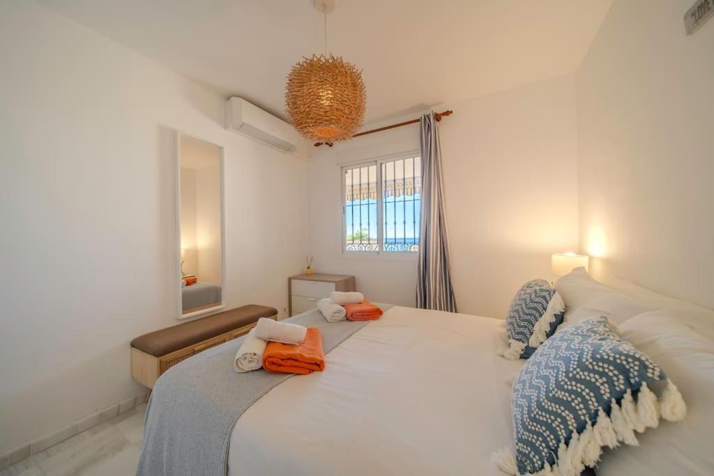 Posteľ alebo postele v izbe v ubytovaní 2 Bed Apartment, Big Terrace, Pool, Views + Beach!