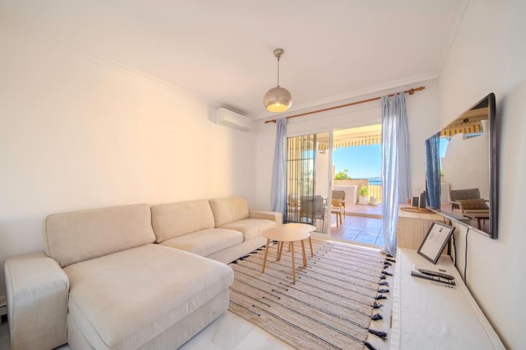 Televízia a/alebo spoločenská miestnosť v ubytovaní 2 Bed Apartment, Big Terrace, Pool, Views + Beach!