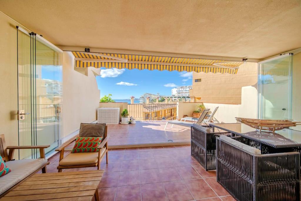 Posedenie v ubytovaní 2 Bed Apartment, Big Terrace, Pool, Views + Beach!