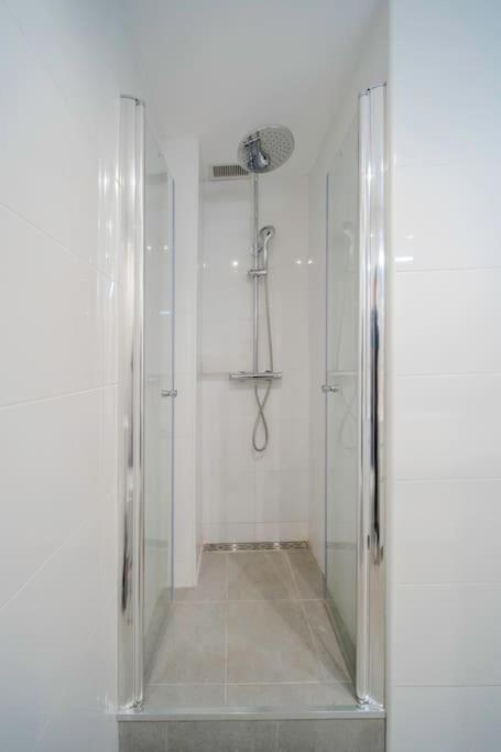 Kúpeľňa v ubytovaní 2 Bed Apartment, Big Terrace, Pool, Views + Beach!
