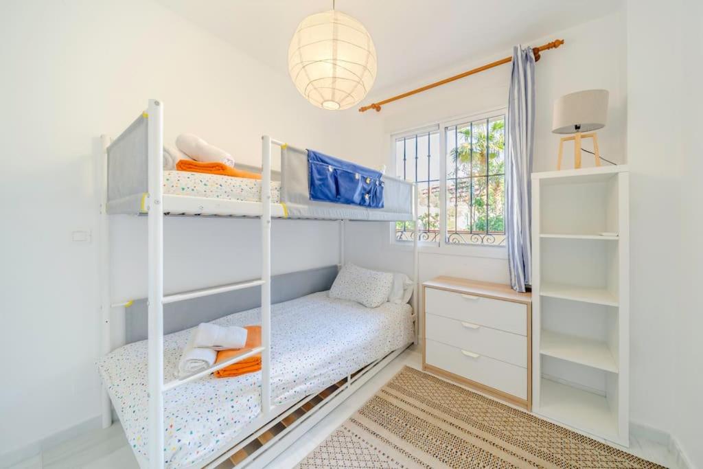 Posteľ alebo postele v izbe v ubytovaní 2 Bed Apartment, Big Terrace, Pool, Views + Beach!