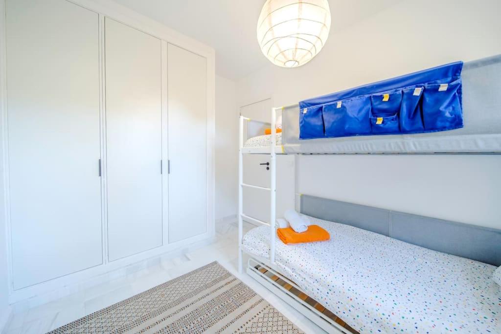 Posteľ alebo postele v izbe v ubytovaní 2 Bed Apartment, Big Terrace, Pool, Views + Beach!