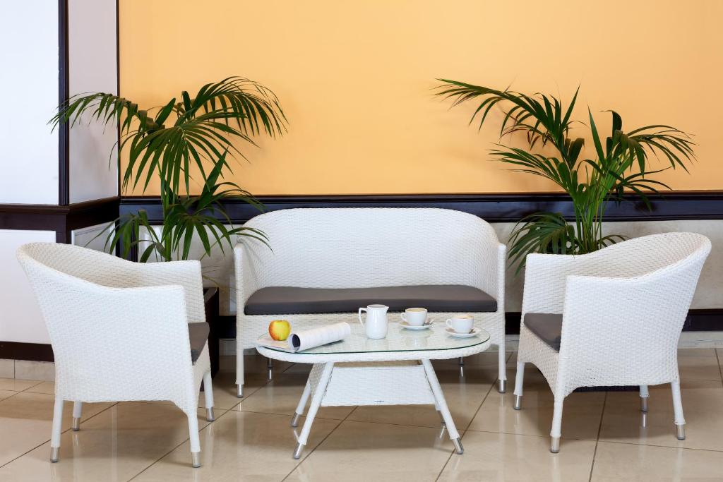 a table and two chairs and a table and a table at Aparthotel Los Dragos del Sur in Puerto de Santiago