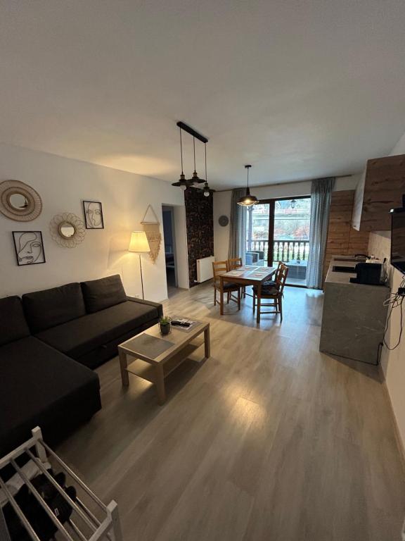 un soggiorno con un divano e un tavolo di Moolys place a Buşteni