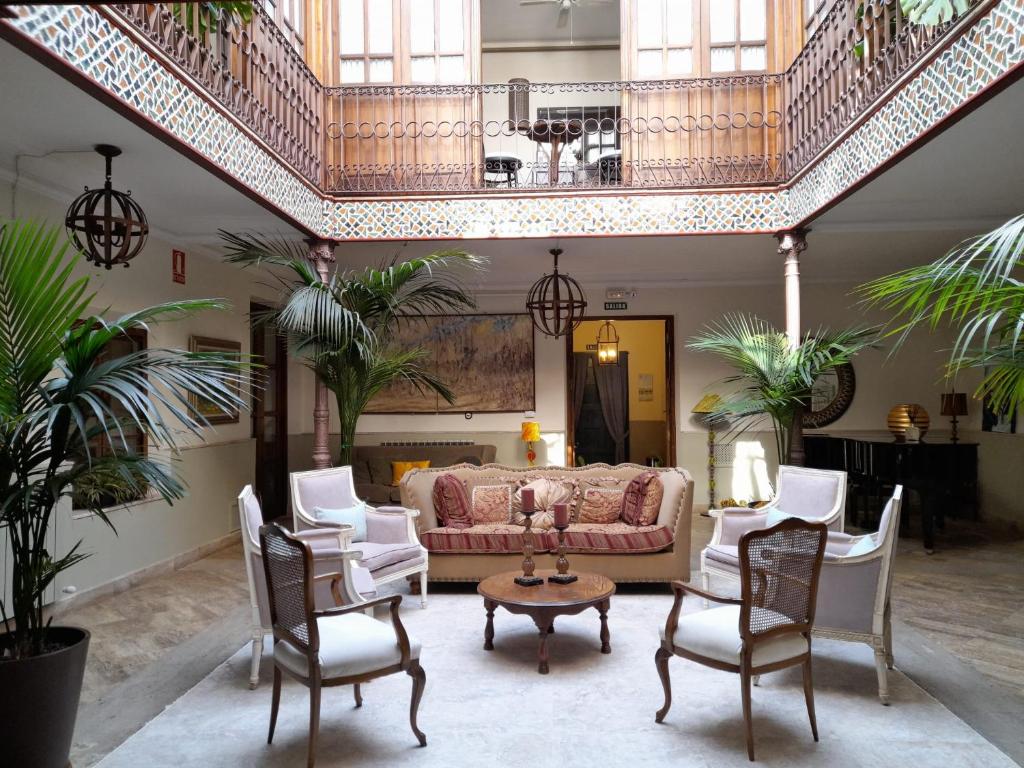 a large living room with a couch and chairs at Hotel Rural La Vida de Antes in Consuegra