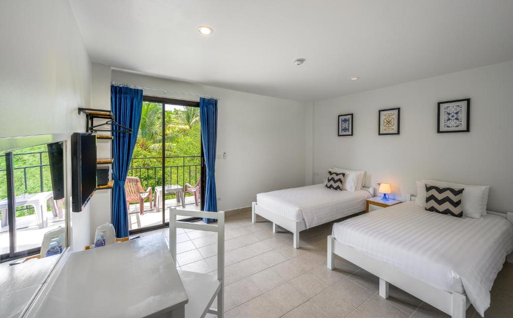 Postel nebo postele na pokoji v ubytování Maikhao Hotel, Phuket