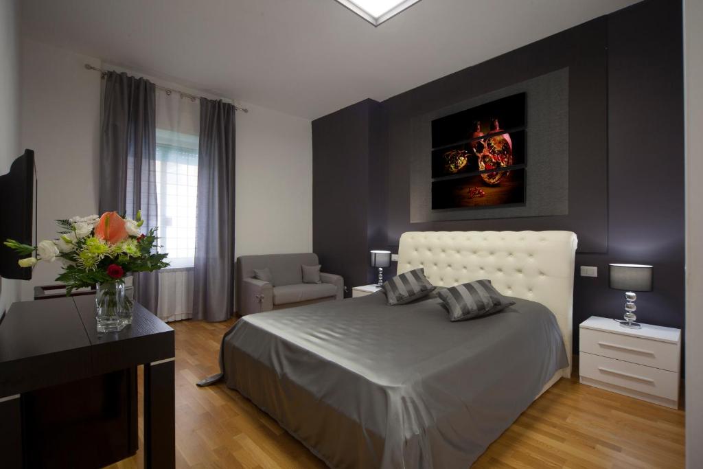 ローマにあるAstoria Golden Houseのベッドルーム1室(ベッド1台、椅子、テーブル付)