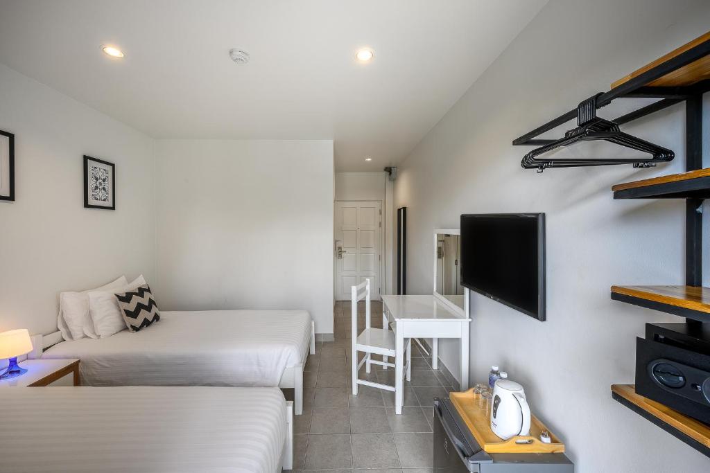 TV a/nebo společenská místnost v ubytování Maikhao Hotel, Phuket