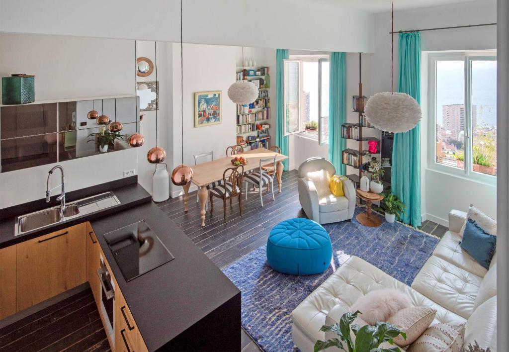 une cuisine et un salon avec un canapé et une table dans l'établissement Luxury holiday rental overlooking Monaco, panoramic views, à Beausoleil