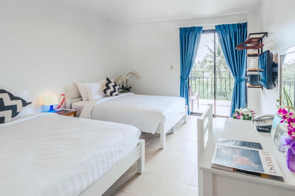 Postel nebo postele na pokoji v ubytování Maikhao Hotel, Phuket
