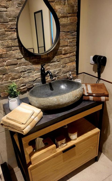 La salle de bains est pourvue d'un lavabo et d'un miroir. dans l'établissement Gardenhill COSY, à Lau-Balagnas