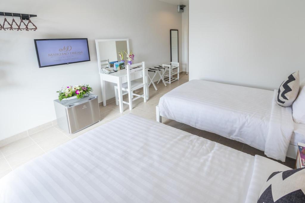 Postel nebo postele na pokoji v ubytování Maikhao Hotel, Phuket
