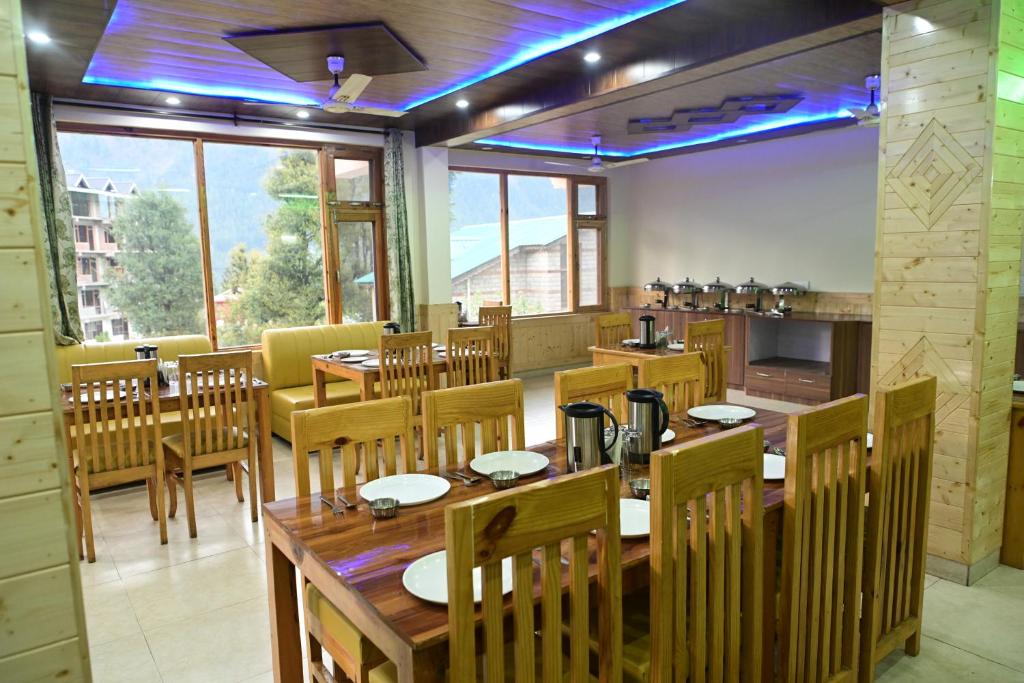 Restaurace v ubytování !!! Hotel The Nirvana Hills By Hotel Manu !!! A Luxury Stay With Mountain View!!!Couple Friendly!!! Balcony Rooms!!!Open Terrace With 360 View!!!
