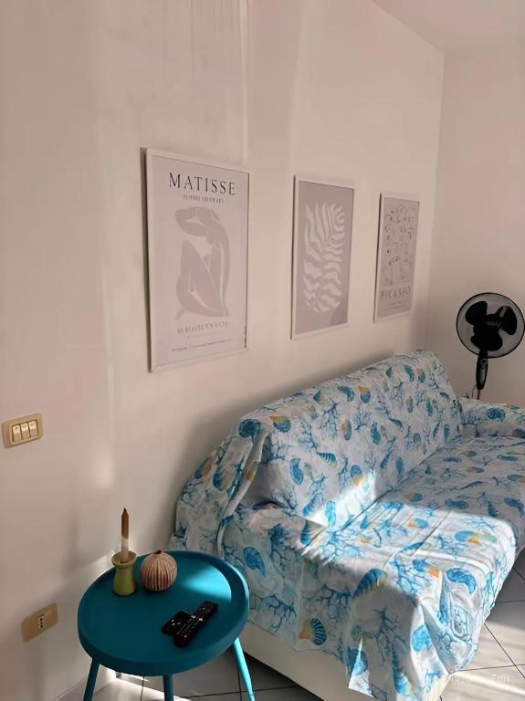 a living room with a couch and a table at Casa Estia in Santa Teresa Gallura