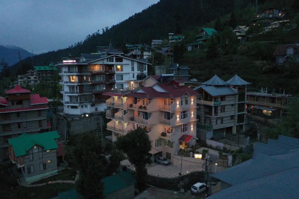 Nespecifikovaný výhled na hory nebo výhled na hory při pohledu z hotelu