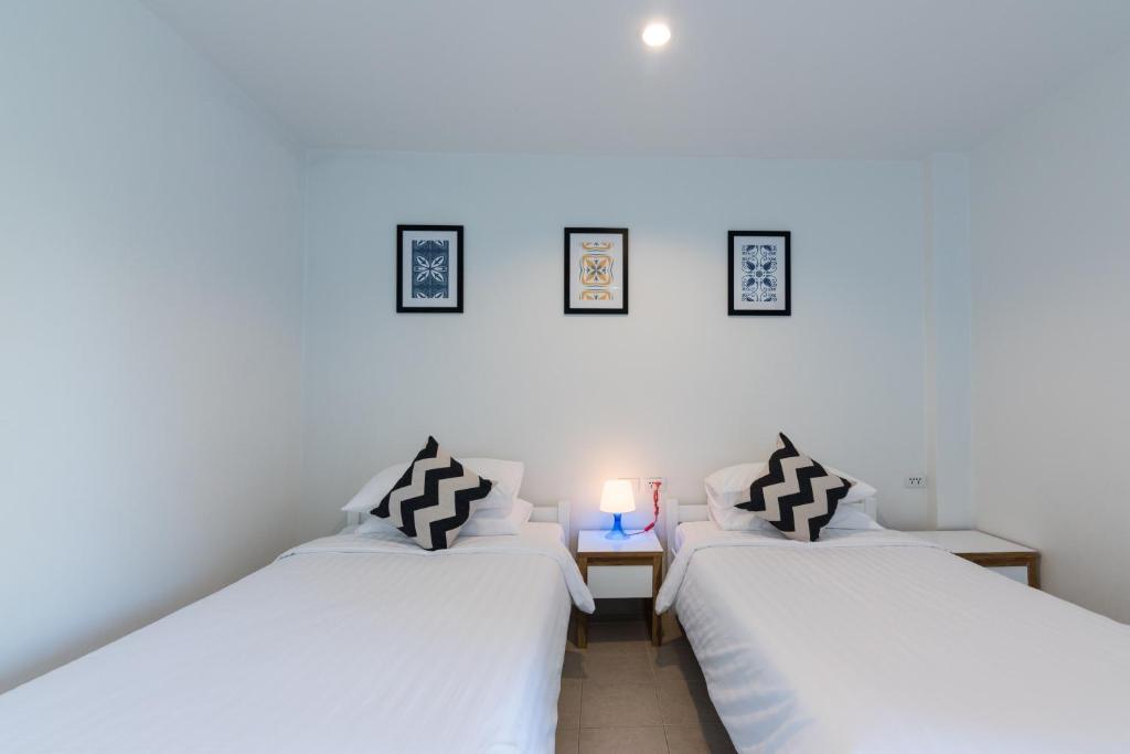 Postel nebo postele na pokoji v ubytování Maikhao Hotel, Phuket