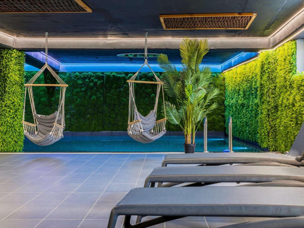 Bazén v ubytování Mövenpick Hotel Lalez Durres nebo v jeho okolí