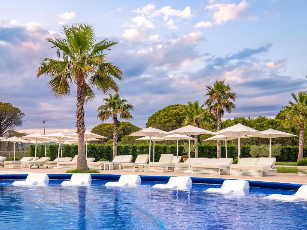 Bazén v ubytování Mövenpick Hotel Lalez Durres nebo v jeho okolí
