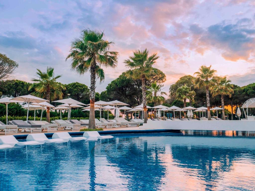 Bazén v ubytování Mövenpick Hotel Lalez Durres nebo v jeho okolí