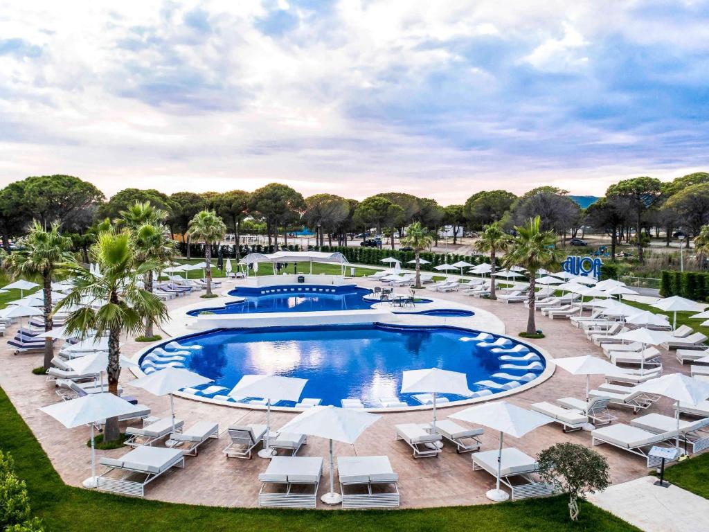 Bazén v ubytování Mövenpick Hotel Lalez Durres nebo v jeho okolí