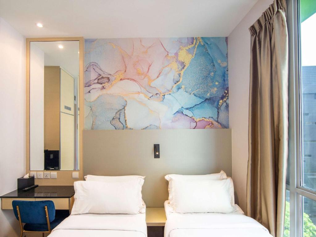 Postel nebo postele na pokoji v ubytování ibis Styles Singapore Albert